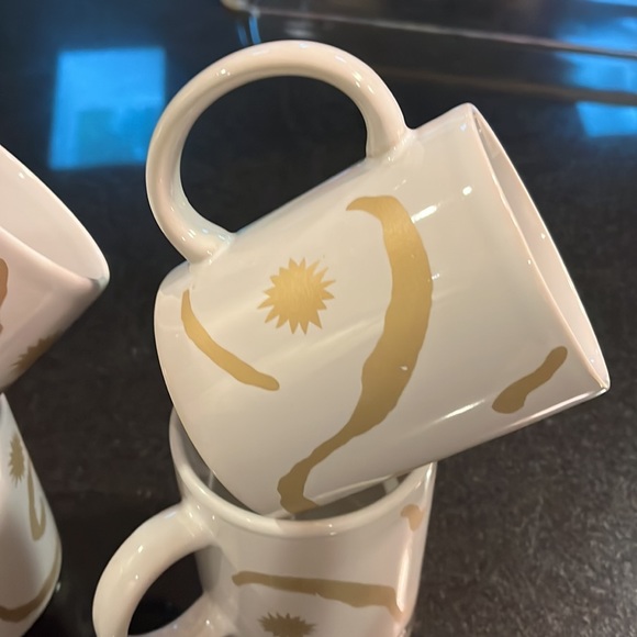 Oscar de la Renta Coffee Mugs. Gold and White designer swirls. Set of 4. - Picture 9 of 9